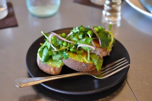 avec chicago english pea ricotta crostini