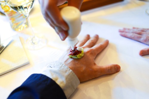 de librije beef tartare hand plating