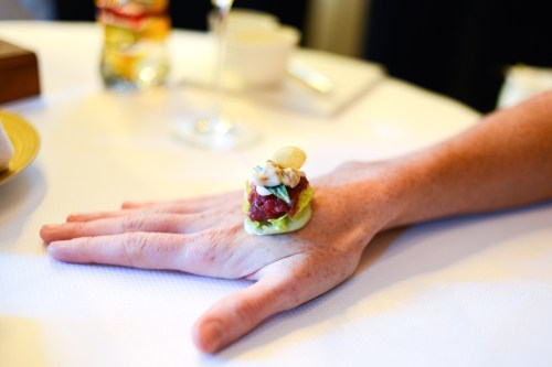 de librije beef tartare hand plating